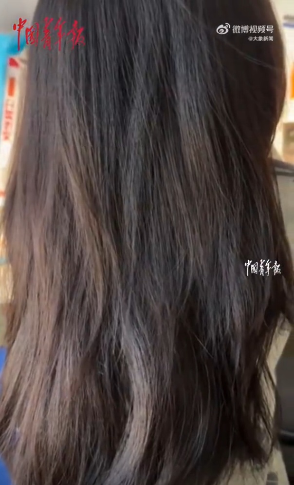 江苏8岁男孩蓄发两年为癌症患者做假发,妈妈:他剪发之后有点舍不得,但挺高兴 江苏8岁男孩蓄发两年为癌症患者做假发,妈妈:他剪发之后有点舍不得,但挺高兴