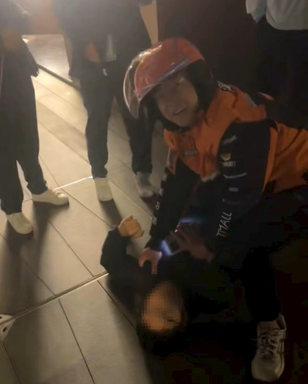 真骑士!杭州外卖小哥一把按倒抢夺金手镯嫌犯 真骑士!杭州外卖小哥一把按倒抢夺金手镯嫌犯