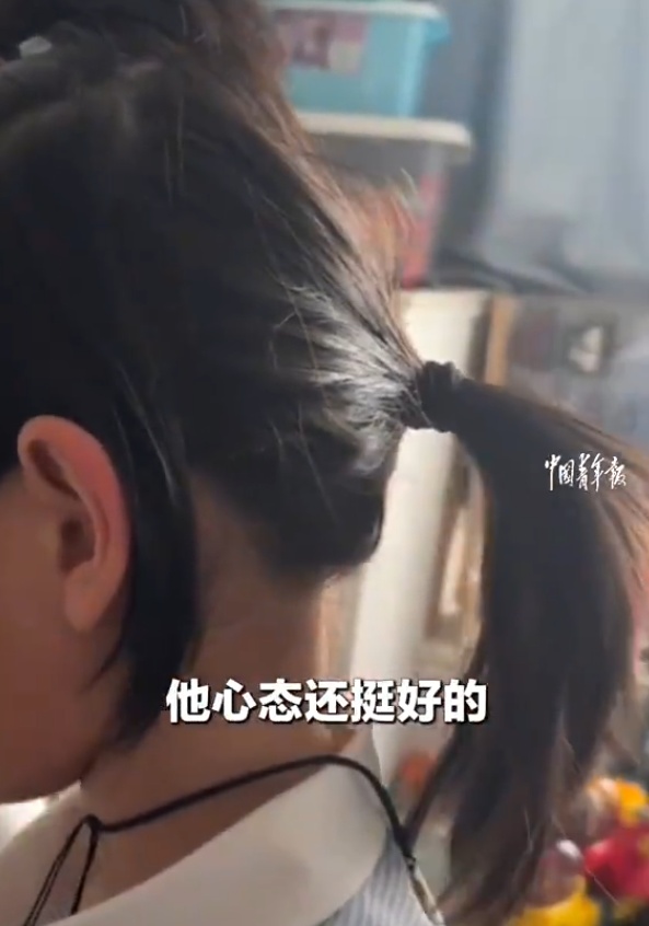 江苏8岁男孩蓄发两年为癌症患者做假发,妈妈:他剪发之后有点舍不得,但挺高兴 江苏8岁男孩蓄发两年为癌症患者做假发,妈妈:他剪发之后有点舍不得,但挺高兴