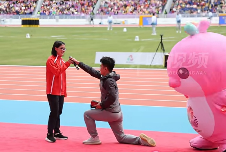 喜讯！他现场求婚成功！网友：女主角真的太厉害了
