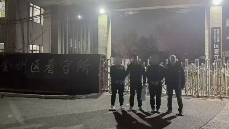 8.8万元塞进大黑山石缝里……民警连夜寻人! 8.8万元塞进大黑山石缝里……民警连夜寻人!