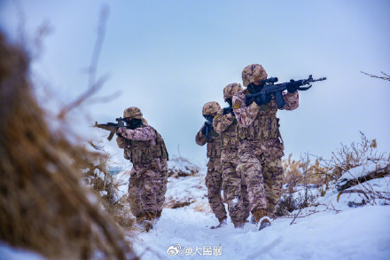 武警雪中训练硬核大片