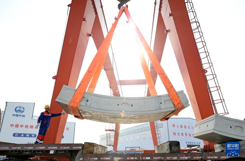 在长江底前进 “领航号”高铁盾构机掘进突破10000米 在长江底前进 “领航号”高铁盾构机掘进突破10000米