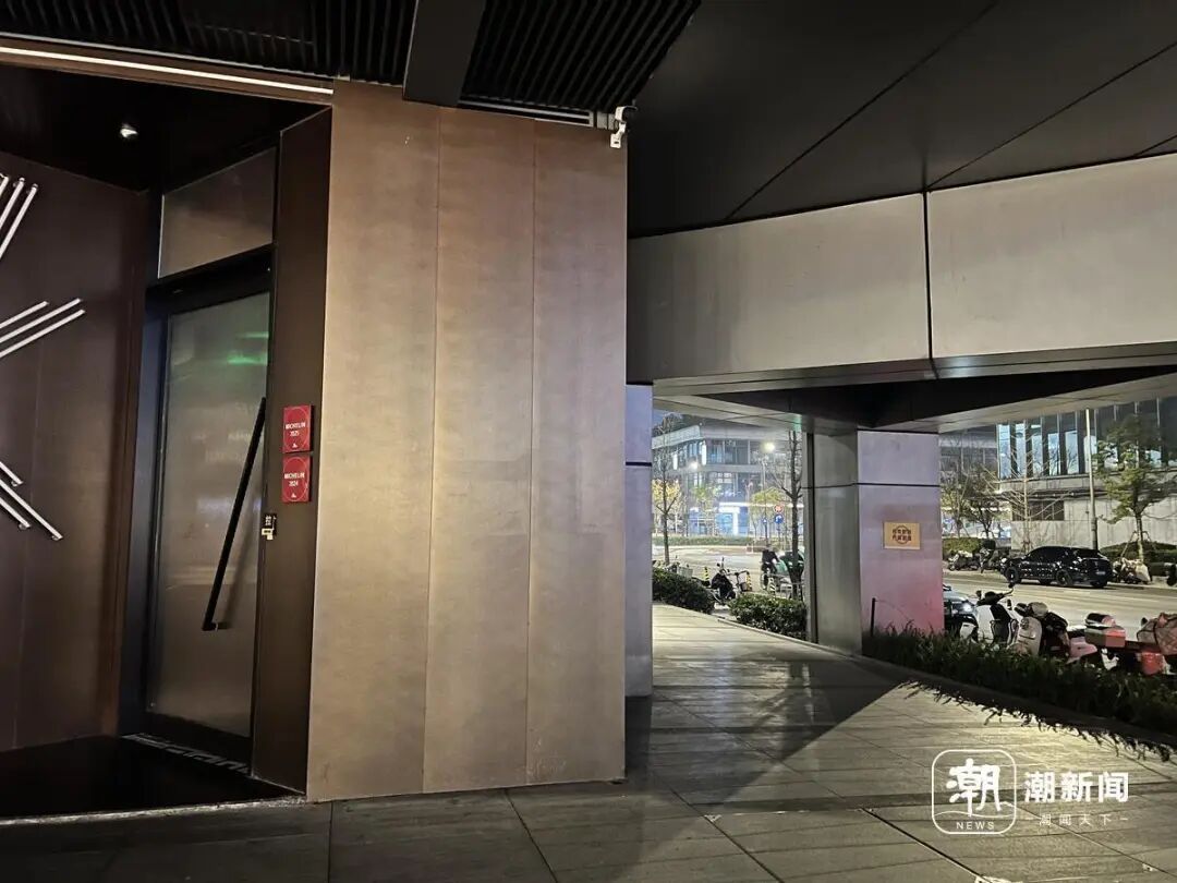 真骑士!杭州外卖小哥一把按倒抢夺金手镯嫌犯 真骑士!杭州外卖小哥一把按倒抢夺金手镯嫌犯