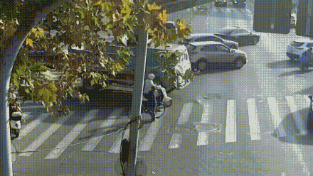 年度最硬核 “保命装备”!女子被卡车碾过头盔保命 年度最硬核 “保命装备”!女子被卡车碾过头盔保命