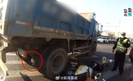 年度最硬核 “保命装备”!女子被卡车碾过头盔保命 年度最硬核 “保命装备”!女子被卡车碾过头盔保命