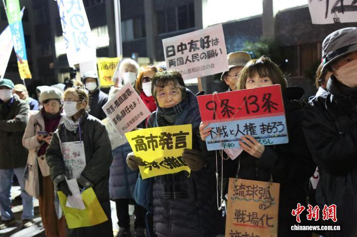 “不需要扩军备战的政权!”抗议声在日本首相官邸前再度响起 “不需要扩军备战的政权!”抗议声在日本首相官邸前再度响起