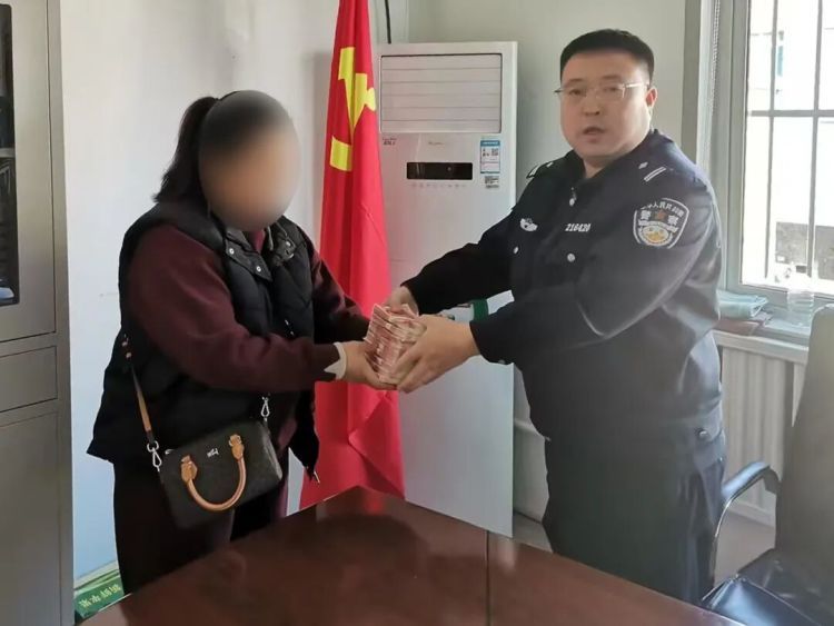 8.8万元塞进大黑山石缝里……民警连夜寻人! 8.8万元塞进大黑山石缝里……民警连夜寻人!