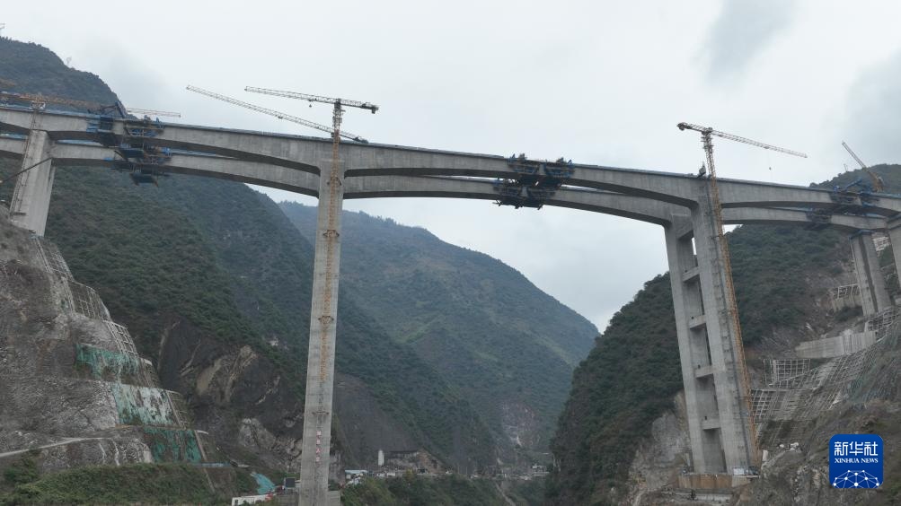 渝昆高铁洛泽河特大桥合龙 渝昆高铁洛泽河特大桥合龙