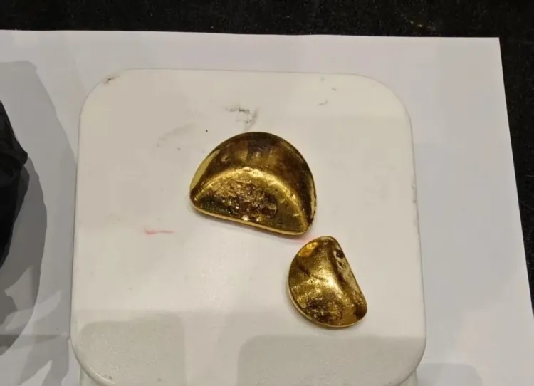 金块199克、金砂174克、白银902克 广州白云机场海关查获一名旅客违规携带金银制品进境 金块199克、金砂174克、白银902克 广州白云机场海关查获一名旅客违规携带金银制品进境