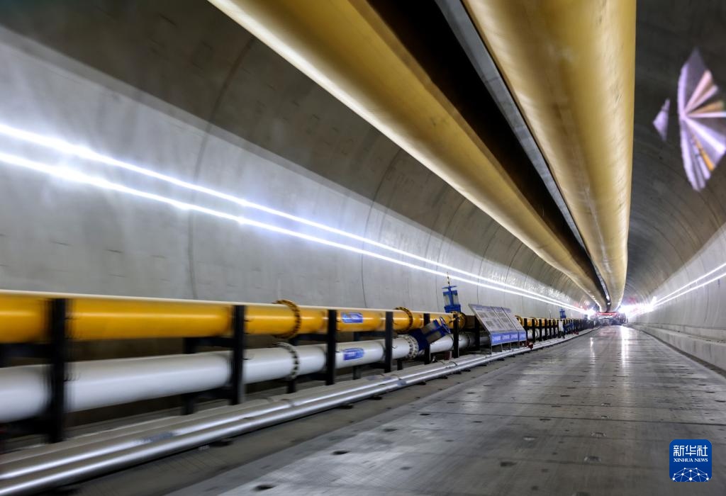 在长江底前进 “领航号”高铁盾构机掘进突破10000米 在长江底前进 “领航号”高铁盾构机掘进突破10000米