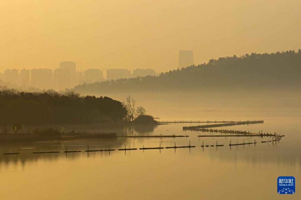 美丽中国丨日出日落画江城 杳杳长空敛云烟 美丽中国丨日出日落画江城 杳杳长空敛云烟