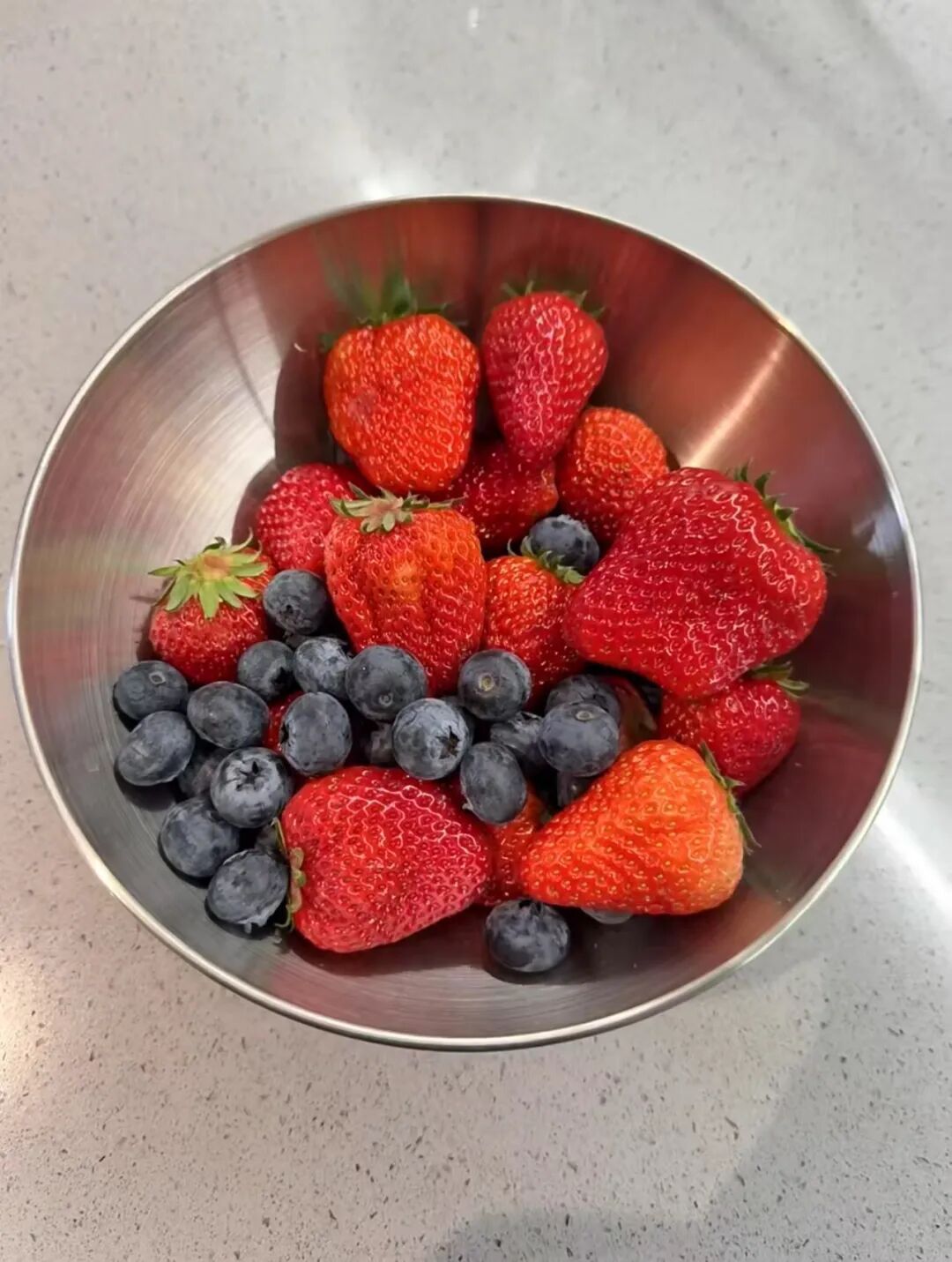 冬天的第一颗草莓是“膨大剂”催熟的？记者调查→