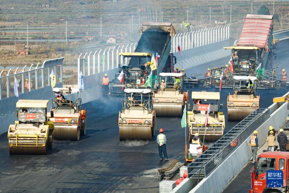 武汉双柳长江大桥及接线工程沥青摊铺完成 武汉双柳长江大桥及接线工程沥青摊铺完成