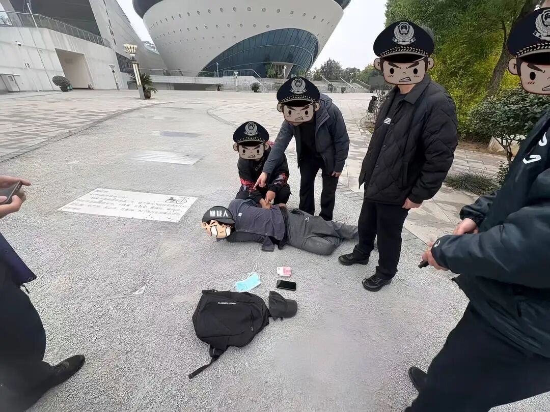 网恋“军官”带你投资部队内部高收益项目？四川资阳警方披露→