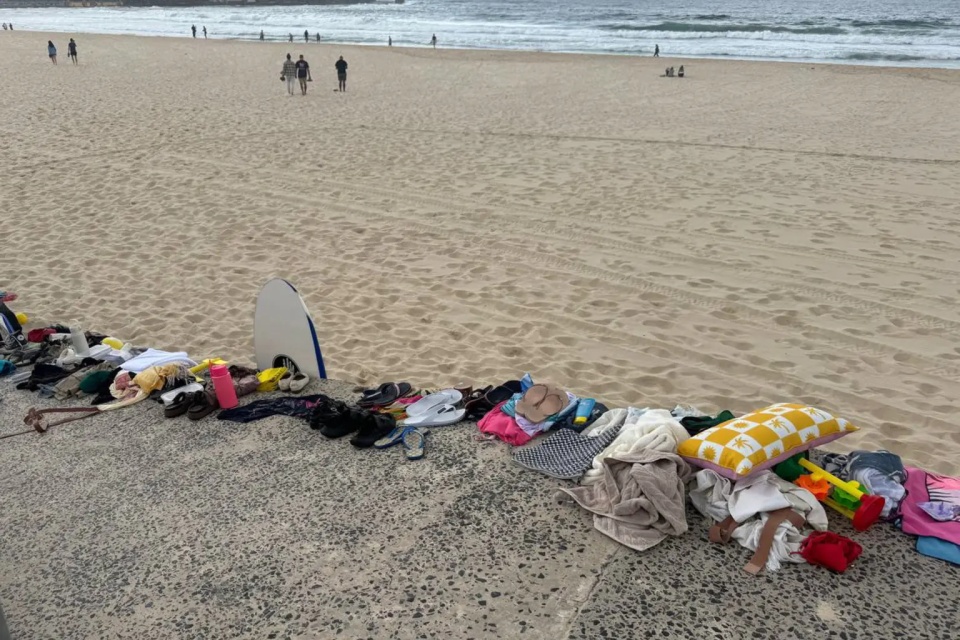 悉尼邦迪海滩枪击案后遗留满地的鞋,部分失物等不到主人前来认领 悉尼邦迪海滩枪击案后遗留满地的鞋,部分失物等不到主人前来认领