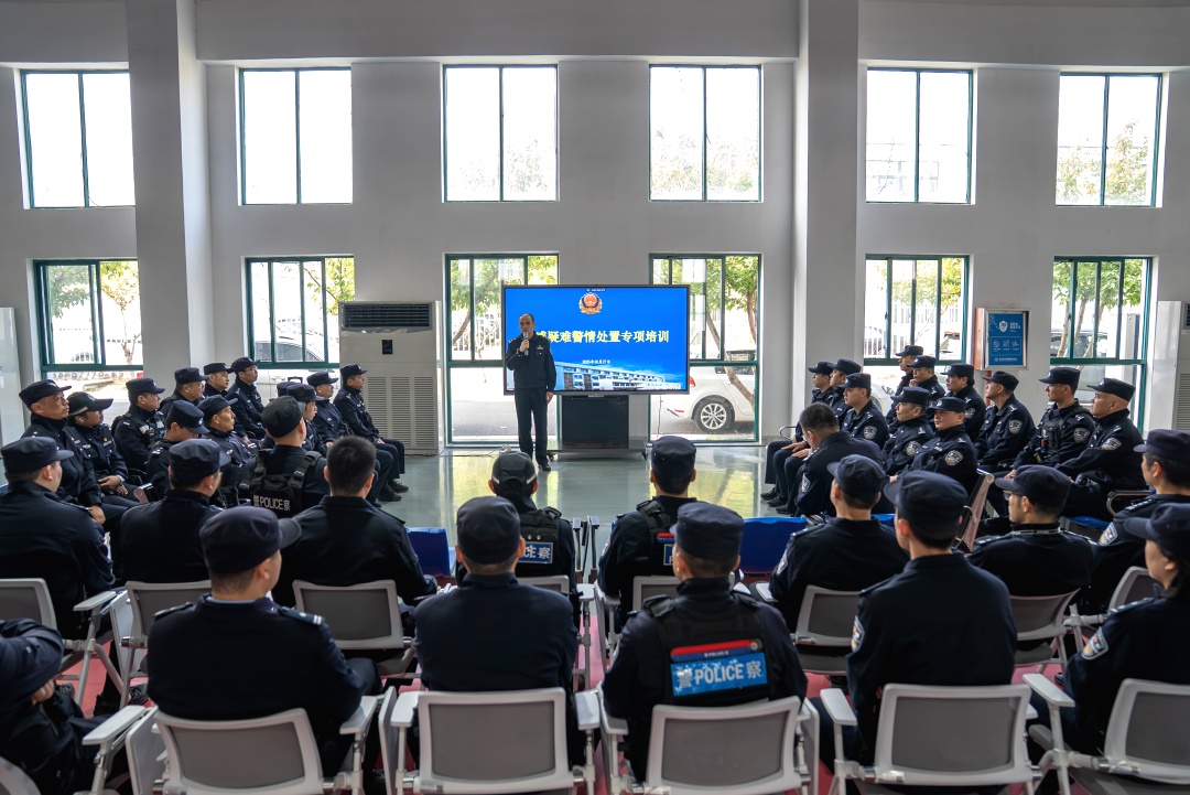 与“死神”争分夺秒,民警挽回一条生命 与“死神”争分夺秒,民警挽回一条生命