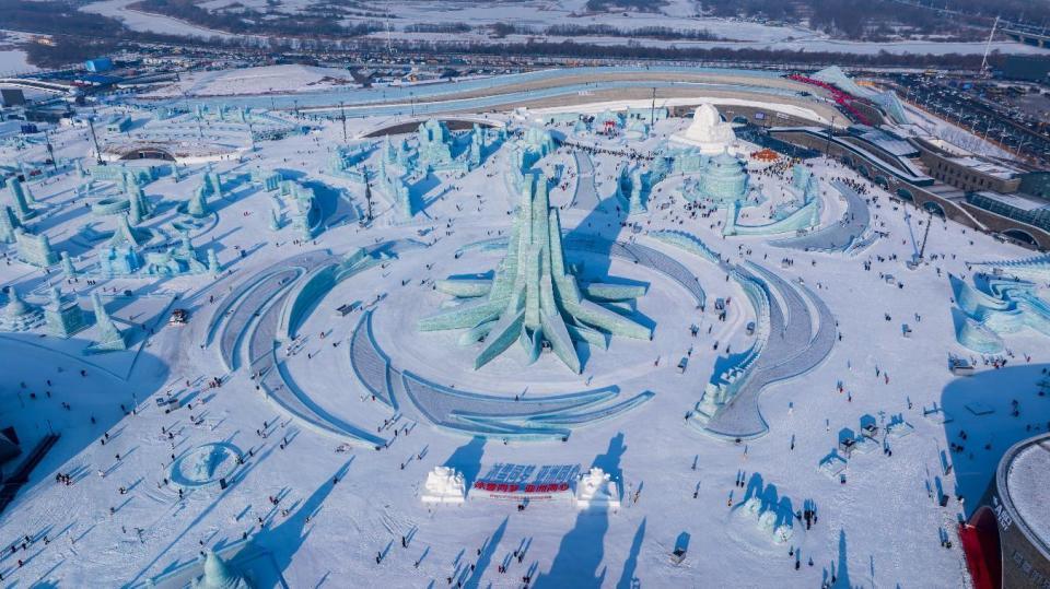 哈尔滨冰雪大世界官宣开园，相关搜索热度暴涨5倍，哈尔滨居热门目的地榜首