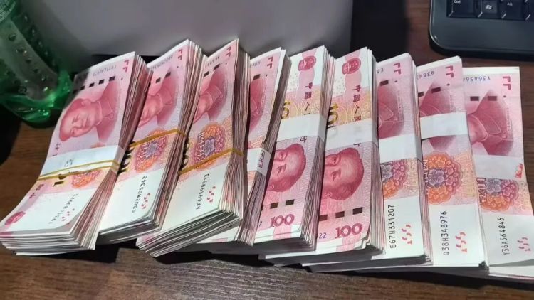 8.8万元塞进大黑山石缝里……民警连夜寻人! 8.8万元塞进大黑山石缝里……民警连夜寻人!