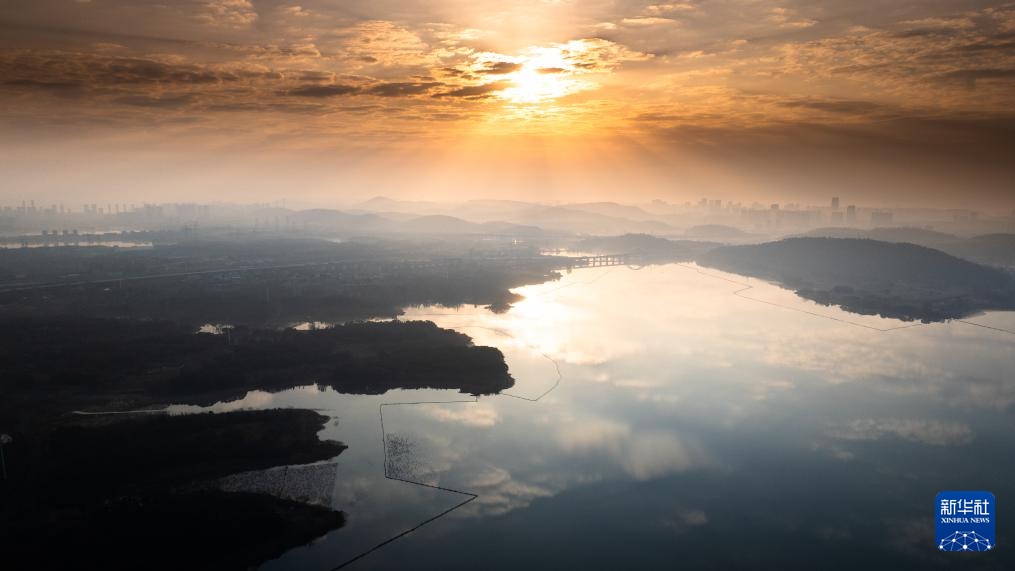 美丽中国丨日出日落画江城 杳杳长空敛云烟 美丽中国丨日出日落画江城 杳杳长空敛云烟