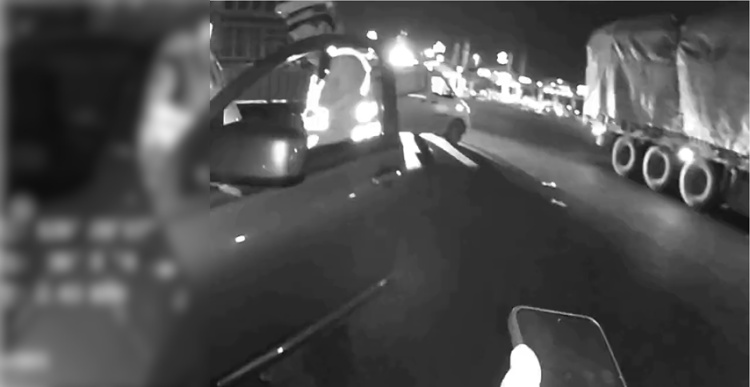 深夜追父!一个举报电话后的拦截行动 深夜追父!一个举报电话后的拦截行动