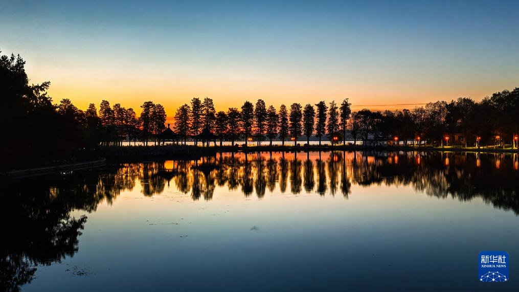 美丽中国丨日出日落画江城 杳杳长空敛云烟 美丽中国丨日出日落画江城 杳杳长空敛云烟