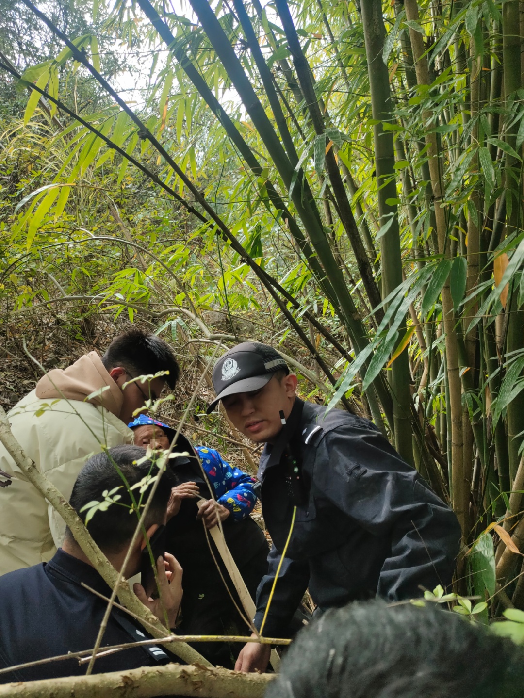 只因想要个手机，76岁大爷赌气躲进深山！靠一瓶白酒开启老年“荒野求生”