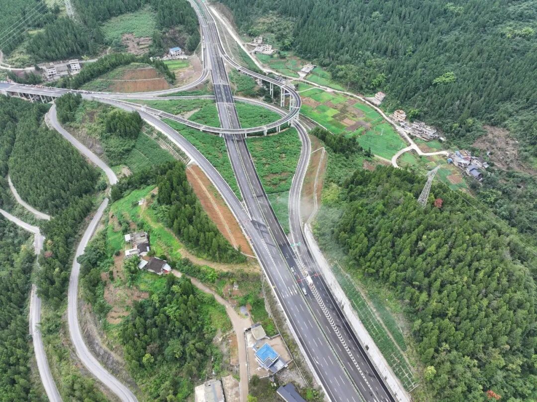 明日10时,全线通车!重庆中心城区至酉阳将缩短约1小时 明日10时,全线通车!重庆中心城区至酉阳将缩短约1小时