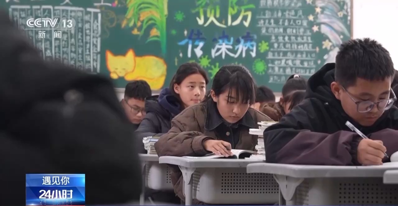 13岁女孩冰面爬行勇救4岁落水男童