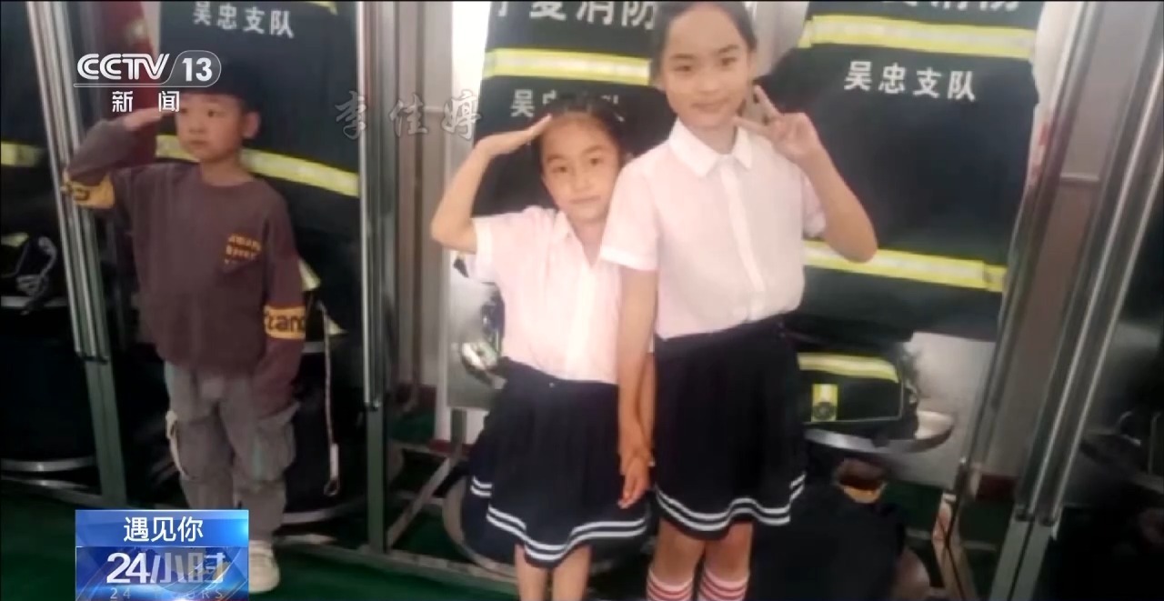 13岁女孩冰面爬行勇救4岁落水男童