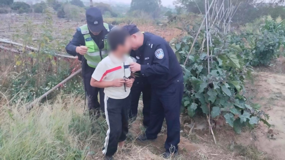 男孩坠入田间深井，民警3分钟极速救援！