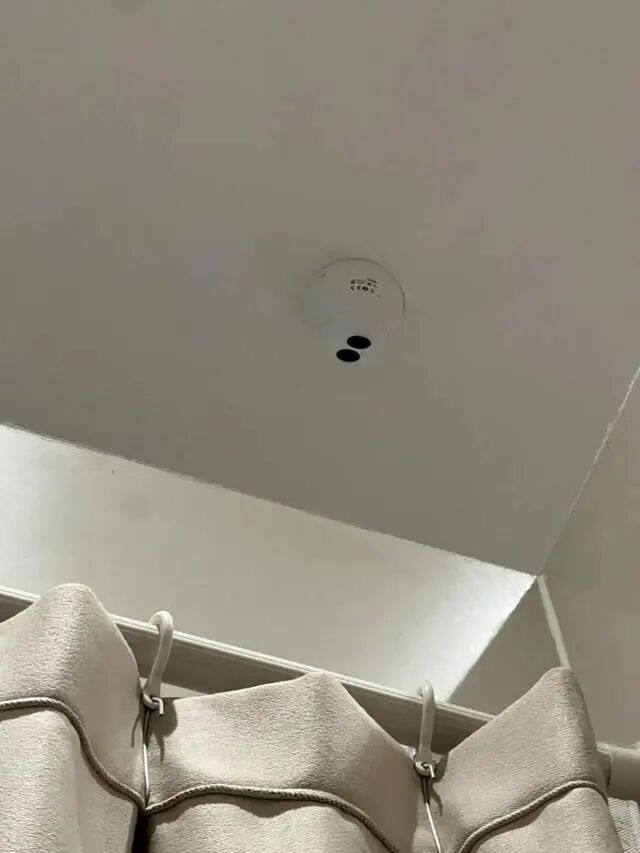 离谱!上海环球港一试衣间无顶,还惊现摄像头?商家:马上整改 离谱!上海环球港一试衣间无顶,还惊现摄像头?商家:马上整改