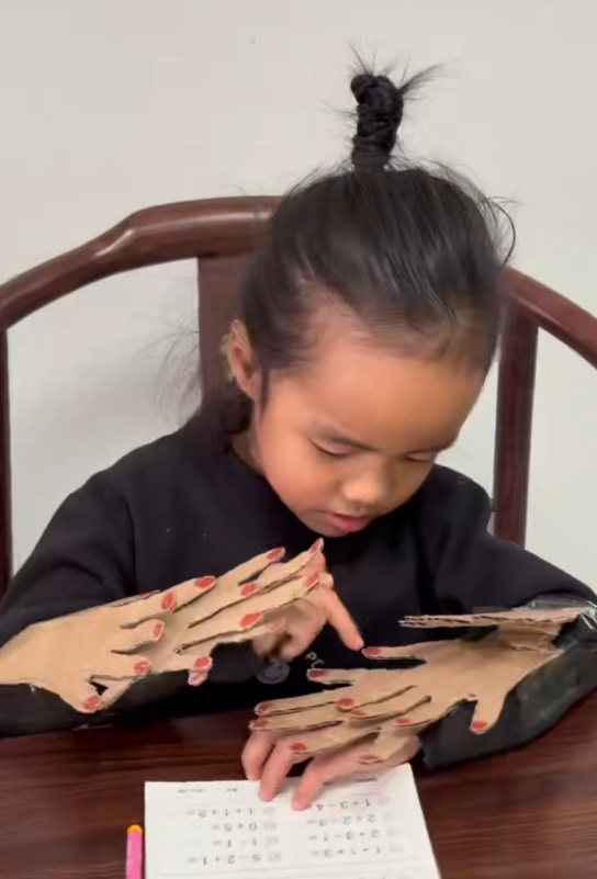 双胞胎女孩算数手指不够用，太爷爷用废纸壳做了一沓假手指