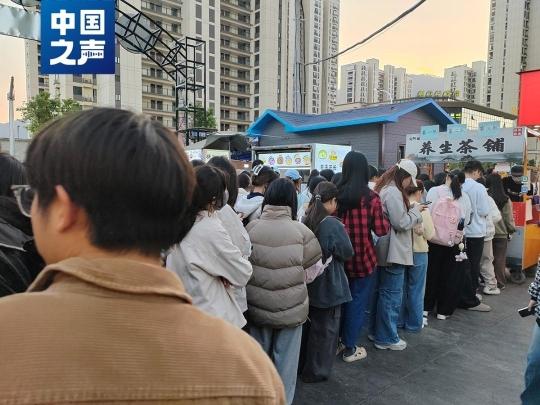 大学校园旁整条小吃街，竟用同一个收款码！后续来了