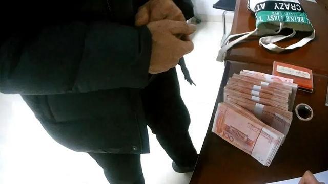 “线上炒股”+“线下取钱”?民警:这是新型陷阱!成功拦截11万,当场抓人! “线上炒股”+“线下取钱”?民警:这是新型陷阱!成功拦截11万,当场抓人!