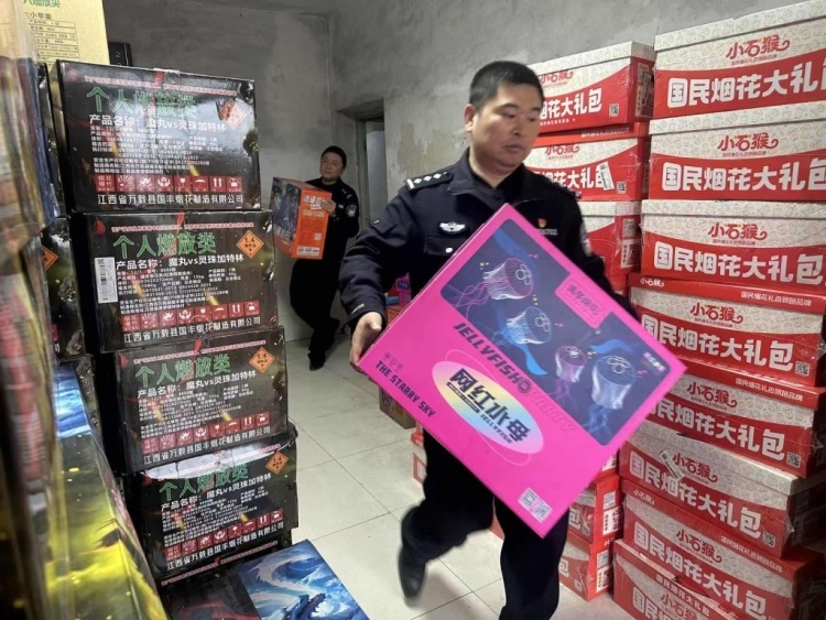 网购270余箱烟花爆竹囤家中欲倒卖，3人被上海警方行拘