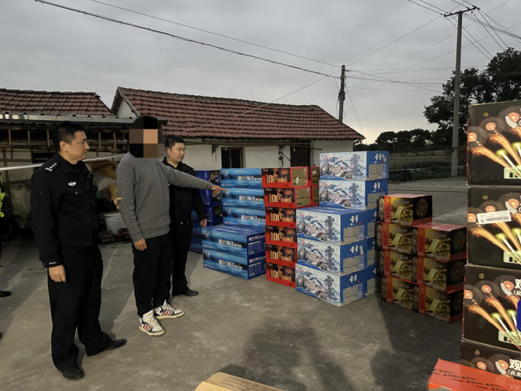 网购270余箱烟花爆竹囤家中欲倒卖，3人被上海警方行拘