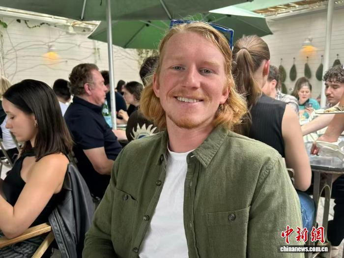 悉尼邦迪海滩恐袭亲历者:致敬挺身而出的“平民英雄” 悉尼邦迪海滩恐袭亲历者:致敬挺身而出的“平民英雄”