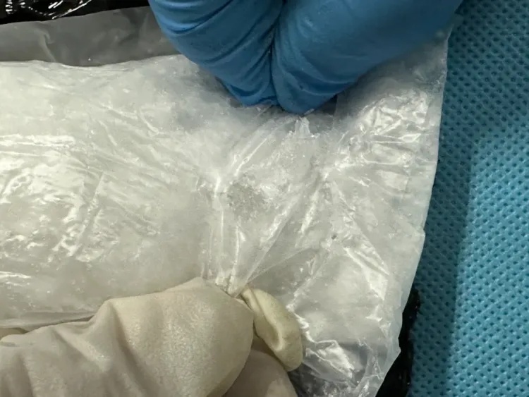 广州海关在白云机场口岸查获毒品冰毒一批，重4964克