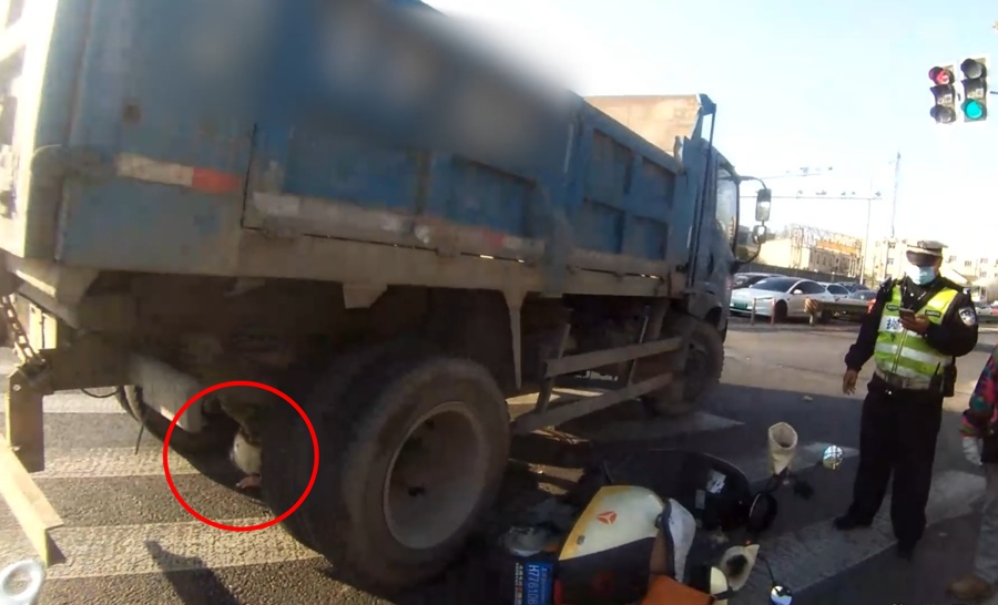 触目惊心！上海街头一女子被卡车卷入碾压头部！一个细节保命