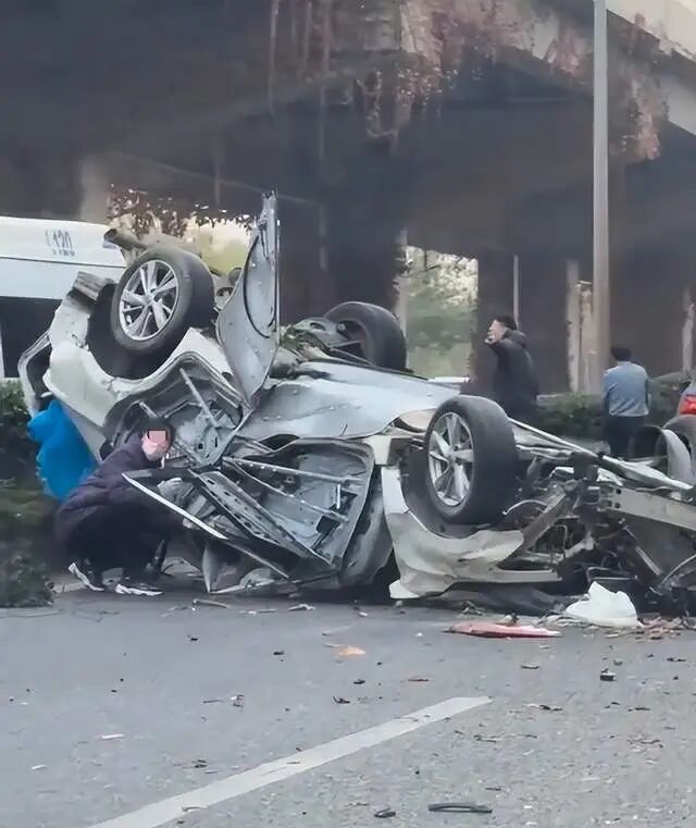 成都一轿车撞水泥墩后翻车,路人救出两人送医救治;交警回应:事故原因正查 成都一轿车撞水泥墩后翻车,路人救出两人送医救治;交警回应:事故原因正查