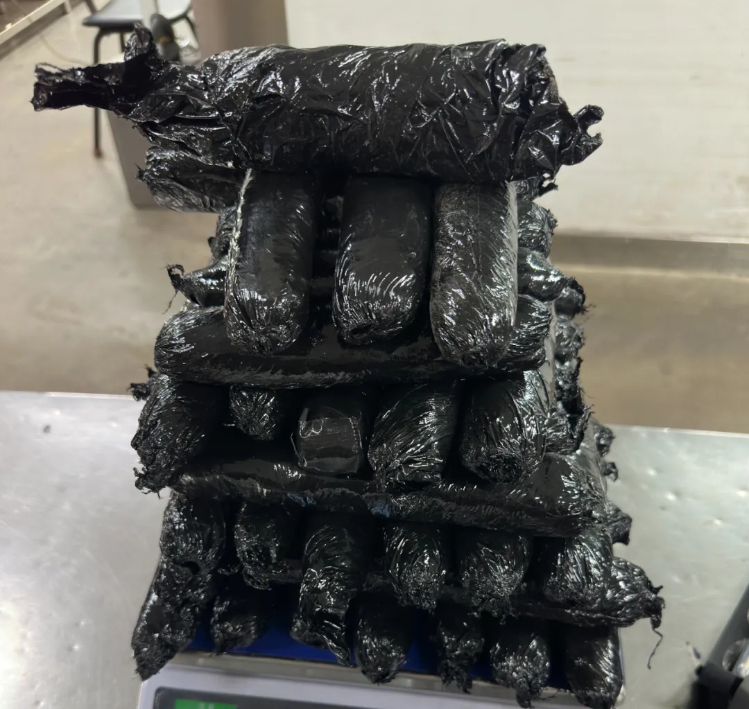 灯具内部夹藏近10斤冰毒!广州海关在广州白云机场口岸查获一批毒品冰毒 灯具内部夹藏近10斤冰毒!广州海关在广州白云机场口岸查获一批毒品冰毒