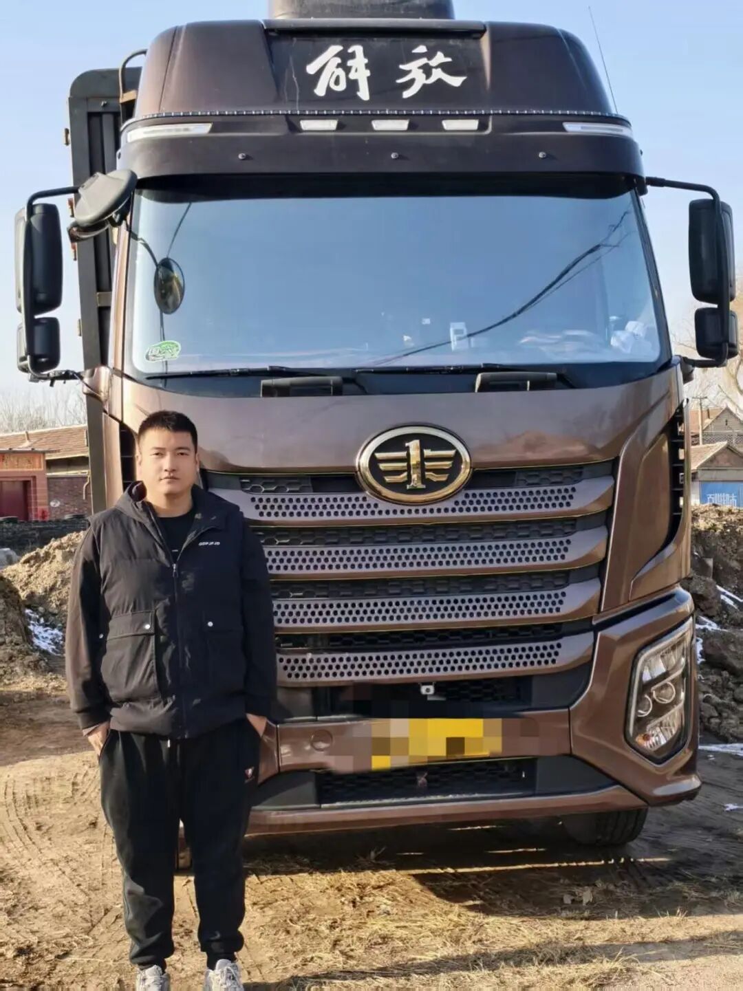 他们拽出被困者!2分钟后,车头被大火吞噬…… 他们拽出被困者!2分钟后,车头被大火吞噬……