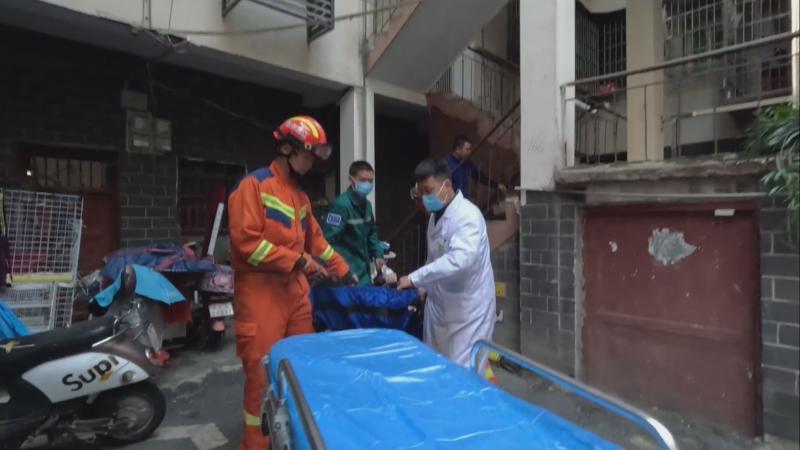 江西横峰:独居老人阳台摔倒 消防紧急破窗施救 江西横峰:独居老人阳台摔倒 消防紧急破窗施救