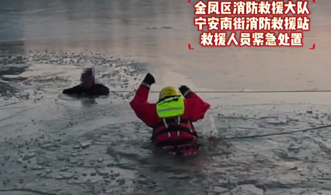银川冰冷刺骨湖水中，他以拳砸冰救人！