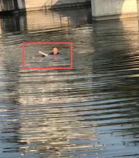 48岁厨师从6米高桥跳入刺骨冰河,勇救落水女高中生,家长登门含泪跪谢 48岁厨师从6米高桥跳入刺骨冰河,勇救落水女高中生,家长登门含泪跪谢