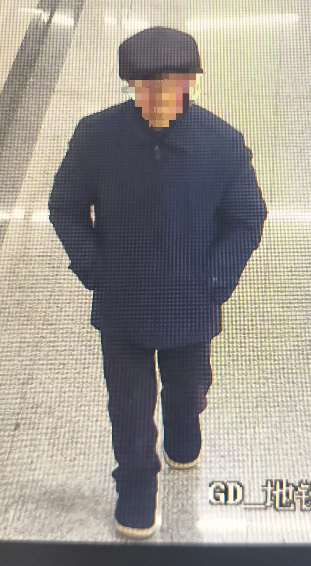 只因想要个手机，76岁大爷赌气躲进深山！靠一瓶白酒开启老年“荒野求生”