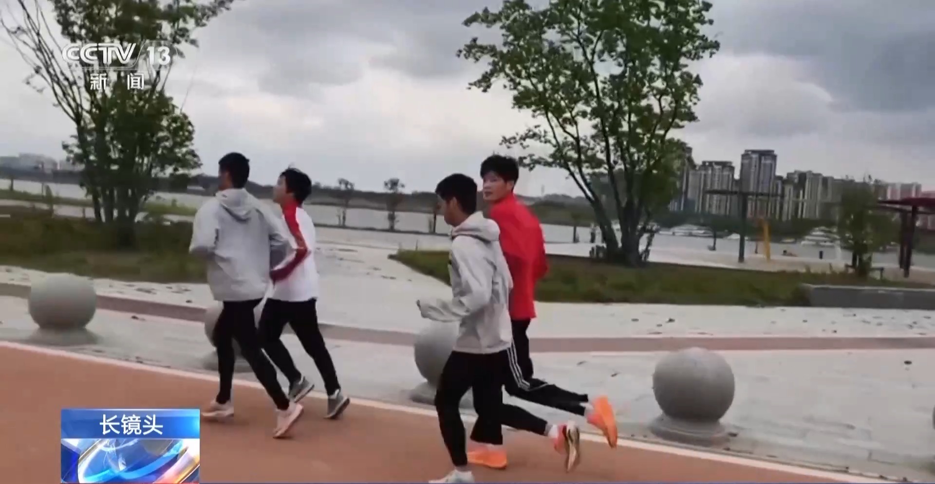 双向奔赴 他们并肩前行定义终点