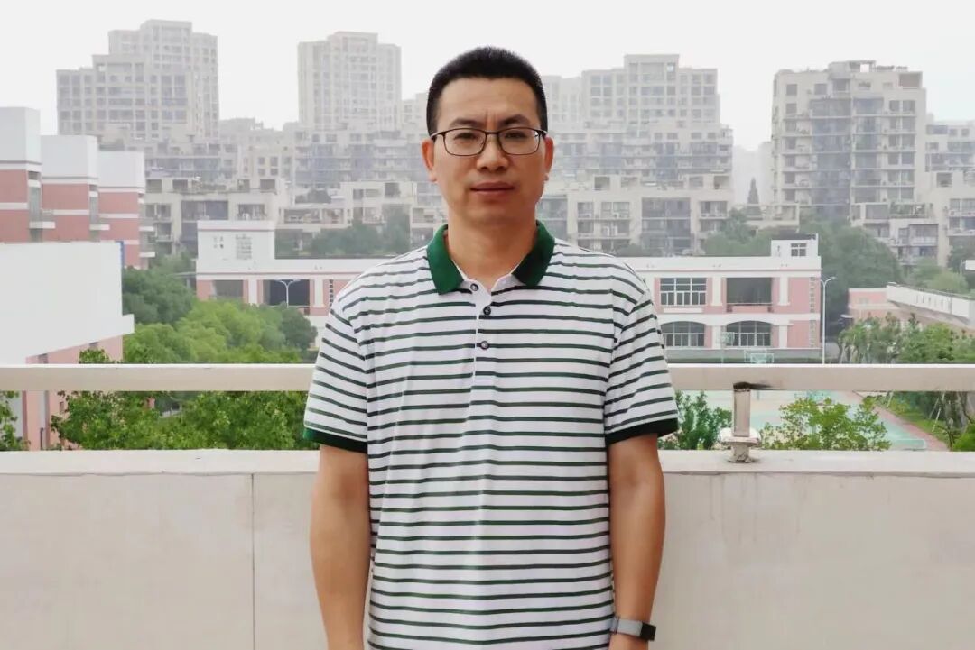 浙江一高中老师唱歌跑调，近万人疯狂点赞！网友直呼：笑着笑着就哭了！