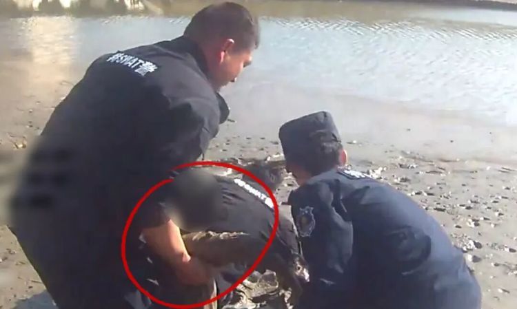 好险！女子陷入滩涂“无法自拔”，关键时刻……